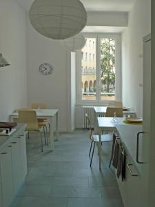 罗马伊尔萨姆皮尔卡瓦住宿加早餐公里的厨房配有桌椅和墙上的时钟