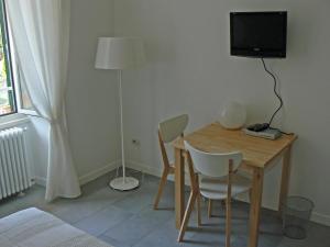 罗马伊尔萨姆皮尔卡瓦住宿加早餐公里的一间设有桌子、电视和床的房间