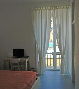 罗马伊尔萨姆皮尔卡瓦住宿加早餐公里的一间卧室设有一张床和一个阳台的窗户。