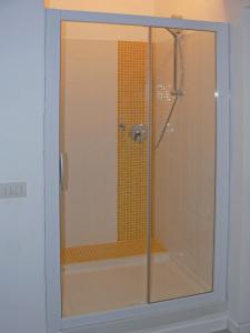 罗马伊尔萨姆皮尔卡瓦住宿加早餐公里的浴室里设有玻璃门淋浴