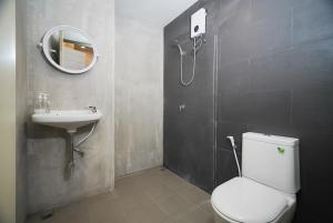 Yan Nawaโกอินน์ สีลม - สถานีรถไฟฟ้าเซนต์หลุยส์ GO INN Silom - BTS Saint Louis的一间带卫生间、水槽和镜子的浴室