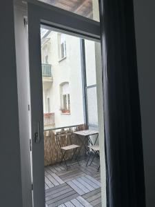 杜塞尔多夫dreams Düsseldorf的通往带桌椅的阳台的开放式门