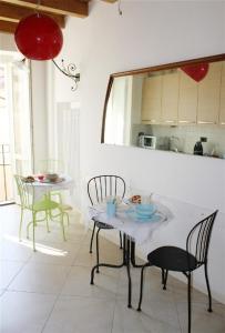 布雷西亚拉费兰达酒店的一间厨房,里面配有桌椅