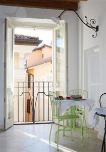 布雷西亚拉费兰达酒店的带阳台的带桌椅的房间