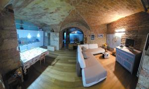 波马兰切Bella Toscana的一个带石墙的大客厅
