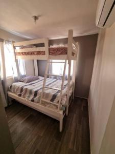 Ciudad AcuñaCasa Amistad的一间卧室配有两张双层床。