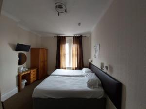 桑当奇诺风景酒店的一间小卧室,配有床和窗户