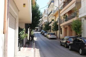 雅典2 Bedrooms Apartment close to metro Dafni in Athens的路边有汽车的街道