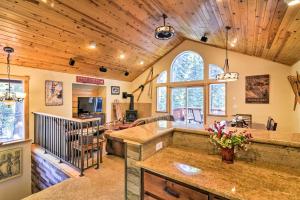 塔霍马Lake Tahoe Cabin with Private Beach Access的厨房和客厅设有木制天花板。