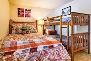 塔霍马Lake Tahoe Cabin with Private Beach Access的一间卧室配有两张双层床和一张单人床。