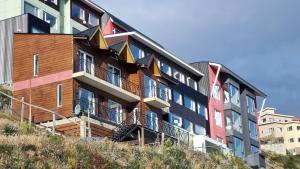 乌斯怀亚Departamento Ushuaia的山顶上带色彩缤纷阳台的建筑