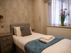 伯明翰Luxe 2 Bed Apt - City Centre - Office - SmartTVs的一间卧室,配有一张带花瓶的床