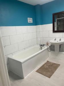 布里斯托Private Room 4 Near Southmead Hospital, Bristol的浴室配有白色浴缸和水槽