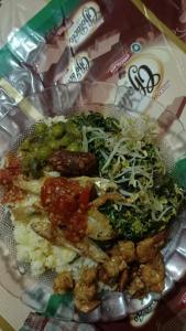 KetapangIjenBromo Hub Omyah Isun Hub的菜盘,有西兰花米和肉