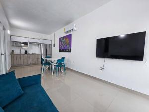 阿雷西博Centrally located Villa with 3 Pools -Food & Beach walking distance的客厅配有沙发和墙上的电视