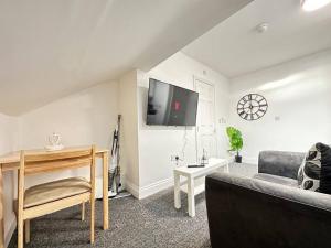伊肯斯顿Charming 2-Bedroom Oasis的带沙发和平面电视的客厅
