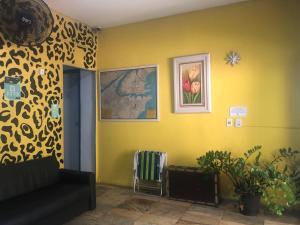 维多利亚Onça da Praia Hostel的带沙发和黄色墙壁的客厅