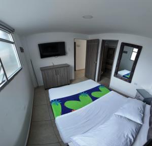 卡拉尔卡Hotel Plaza Paris的一间小卧室,配有一张床和镜子