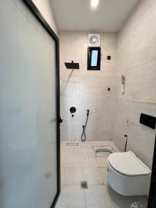 麦地那استراحة غزل的白色的浴室设有卫生间和淋浴。
