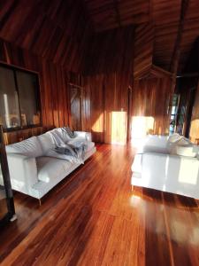 San RafaelMy Country House Paradise, Rio Celeste!的客厅设有2张白色沙发和木地板