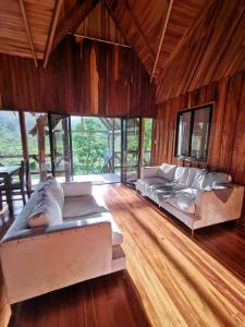 San RafaelMy Country House Paradise, Rio Celeste!的客厅设有两张沙发和木地板