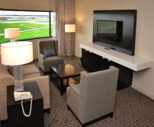 休斯顿休斯顿霍比机场希尔顿酒店的酒店客房设有电视和客厅。