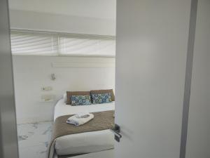马斯帕洛马斯Villas Golden by Sun Houses Canarias的一间卧室设有一张床和一个窗口