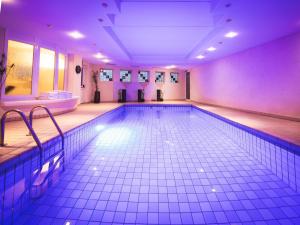 拉布拉全景酒店的紫色照明室里的一个大型游泳池