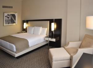 休斯顿休斯顿霍比机场希尔顿酒店的配有一张床和一把椅子的酒店客房