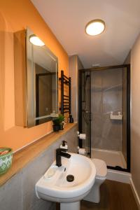 卡迪夫Benjamin Suite by Koya Homes - 3 Bedrooms - Cardiff的一间带水槽、淋浴和卫生间的浴室