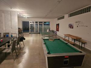 阿特湖畔施泰因巴赫Ferienwohnung Attersee的一间设有两张桌子和乒乓球桌的房间