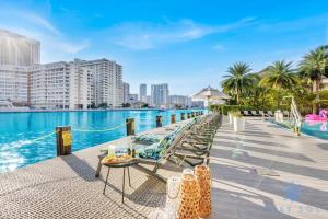 哈兰代尔海滩Infinite View with Balcony,Pool plus Near Beach的一个带椅子和桌子的酒店游泳池
