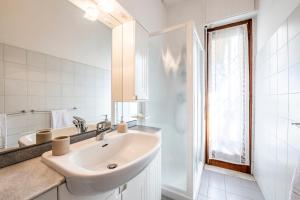 佛罗伦萨[Easy Florence] Castello的白色的浴室设有水槽和窗户。