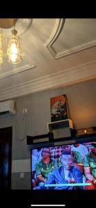 杜阿拉RAMS ENG ROME appartement meublé的客厅配有平面电视