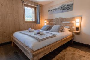 弗吕梅LE TOI DU MONDE的一间卧室配有一张大木床。