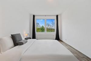 卢森堡Tranquil Haven - Relax and Unwind in Hamm ID23的窗户客房内的一张白色床