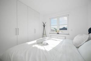SanemModern Penthouse in Sanem的白色的窗户客房内的一张白色的床