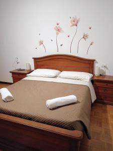 圣彼得罗-泰尔梅堡Elisa's House, Una coccola!的一间卧室配有一张床,上面有两条毛巾