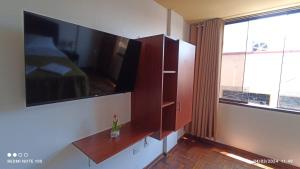 塔克纳Montecristo Hotel的一间卧室设有大橱柜、一张床和一个窗口
