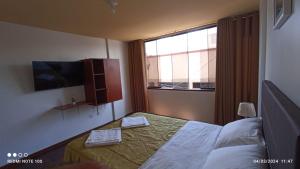 塔克纳Montecristo Hotel的酒店客房设有床和窗户。