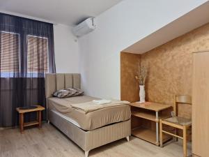 波德戈里察伊兹沃尔旅馆的一间小卧室,配有一张床和一张桌子
