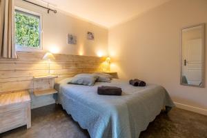 圣雷米普罗旺斯旋律酒店的一间卧室配有一张床,上面有两条毛巾
