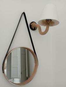 Áno MeriáSeascape, Suite 5 with sea view的挂在灯旁墙上的镜子