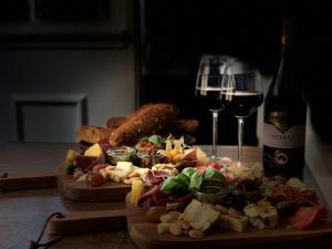 艾勒斯克宾Hotel På Torvet的一张桌子,上面放着两盘食物和一杯葡萄酒