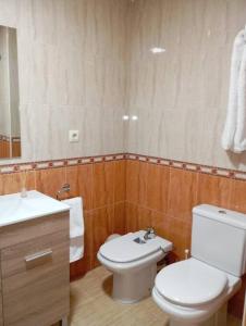 卡拉瓦卡·德·拉·克鲁斯Confortable y nuevo cerca del Casco antiguo的浴室配有白色卫生间和盥洗盆。