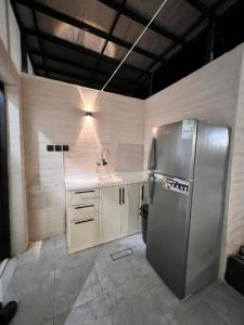 麦地那استراحة غزل的厨房配有不锈钢冰箱和水槽