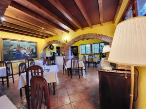 里瓦德塞利亚比斯卡赛布里努酒店的餐厅内带桌椅的用餐室