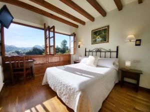 里瓦德塞利亚比斯卡赛布里努酒店的一间卧室设有一张床和一个大窗户