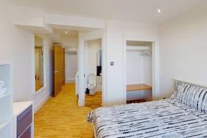 诺丁汉City Centre Sleeps up to 6的一间卧室配有一张床,浴室设有卫生间