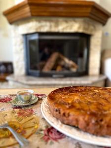 卡尔派尼西翁Petrameli的壁炉前的桌子上的蛋糕